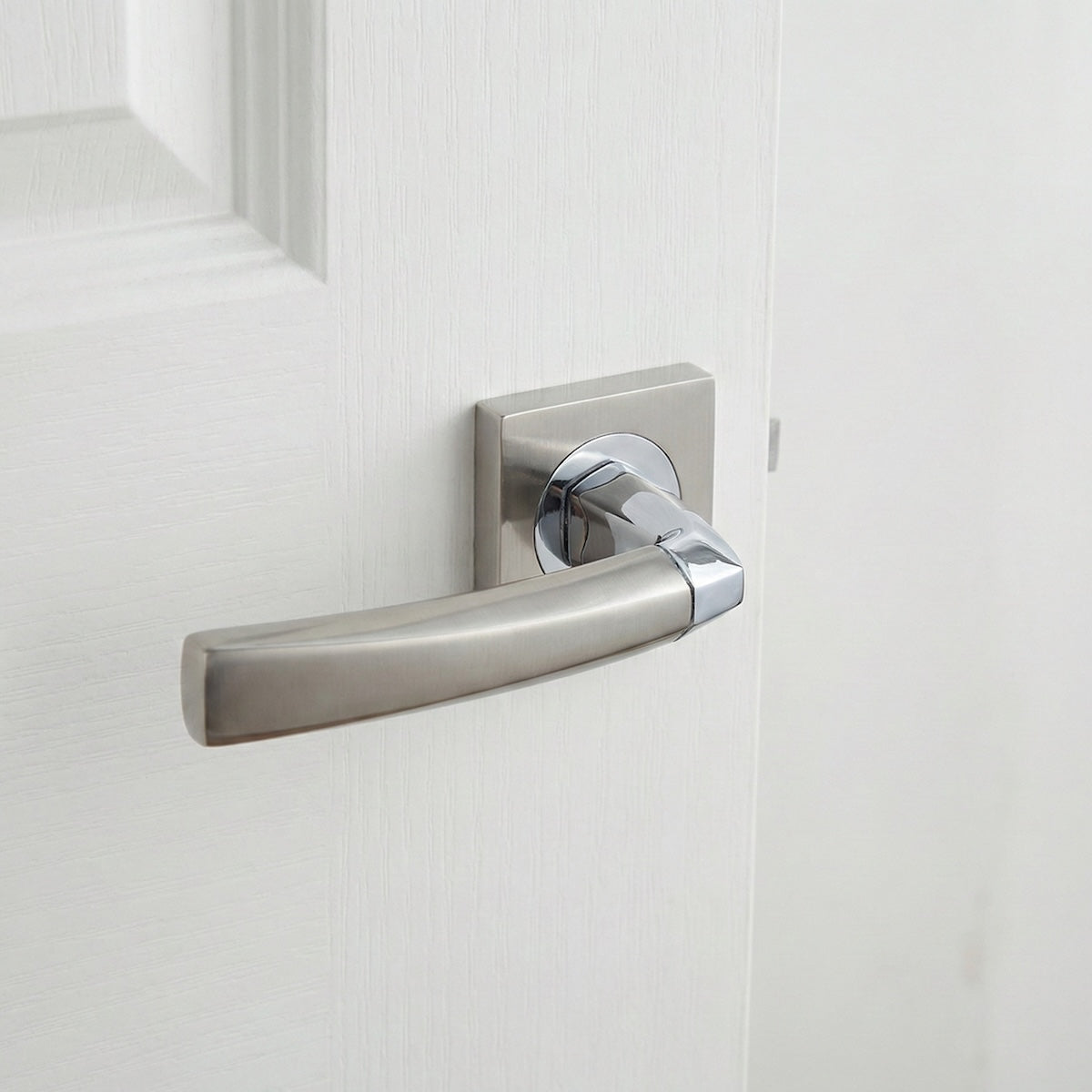 Manilla modelo '320' de zamak para puertas con Roseta Cuadrada en acabado bicolor