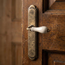 Manilla modelo '4007' rústica con placa curva acabado cuero envejecido y porcelana para puertas