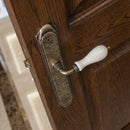 Manilla modelo '4007' rústica con placa curva acabado cuero envejecido y porcelana para puertas