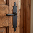 Manilla modelo 'mf400' de aluminio con placa en acabado negro mate para puertas