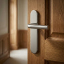 Manilla modelo '403' con Placa ovalada de acero inoxidable y tornillos ocultos para puertas