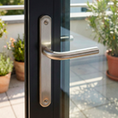 Manilla modelo '403' con placa estrecha ovalada de acero inoxidable para puertas metálicas