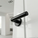 Manilla modelo 403 con Roseta Redonda de acero inoxidable acabado negro para puertas