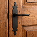 Manilla modelo 'mf400' de aluminio con placa en acabado negro mate para puertas