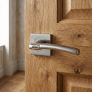 Manilla modelo Belenus '430' de ZAMAK con Roseta Cuadrada en acabado bicolor para puertas