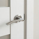 Manilla modelo '430' de ZAMAK con Roseta Redonda bicolor para puertas