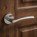 Manilla modelo '430' de ZAMAK con Roseta Redonda bicolor para puertas