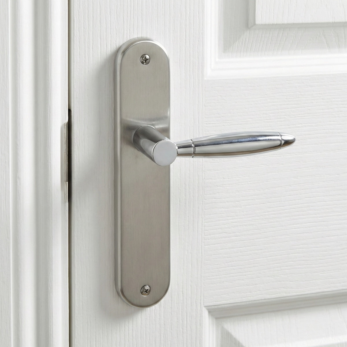 Manilla de zamak con placa ovalada acabado níquel combinado para puertas modelo '630'