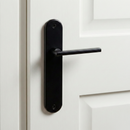 Manilla modelo '530' de aluminio con placa ovalada acabado negro mate para puertas