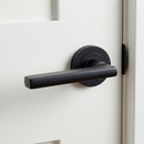 Manilla modelo Rental 530 de aluminio con Roseta Redonda acabado negro para puertas