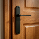 Manilla modelo '530' de aluminio con placa ovalada acabado negro mate para puertas