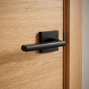 Manilla modelo '530' de aluminio con roseta cuadrada en acabado negro para puertas