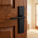 Manilla modelo '530' con placa rectangular negra mate de aluminio para puertas