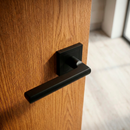 Manilla modelo '530' de aluminio con roseta cuadrada en acabado negro para puertas