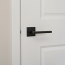 Manilla modelo '530' de aluminio con roseta cuadrada en acabado negro para puertas