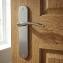 Manilla modelo '553' de zamak con placa ovalada en acabado níquel satinado para puertas