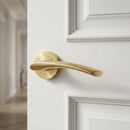 Manilla Anu en acabado dorado satinado con Roseta Redonda