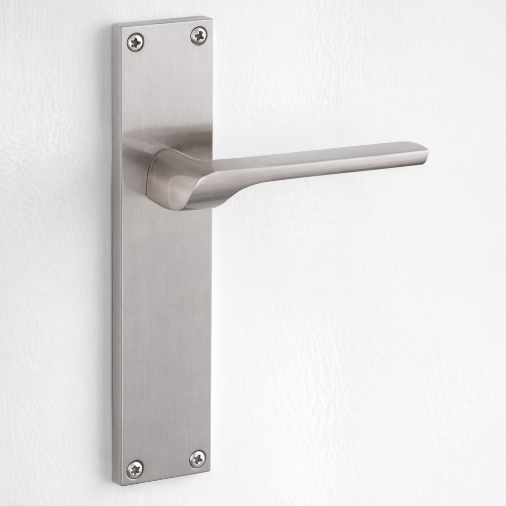 Manilla modelo 559 con placa rectangular de zamak acabado níquel satinado para puertas