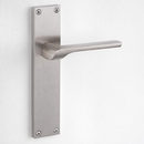 Manilla modelo 559 con placa rectangular de zamak acabado níquel satinado para puertas