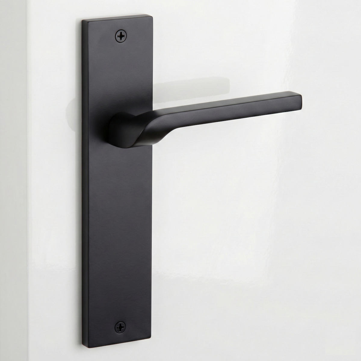 Manilla modelo 559 con placa rectangular de zamak acabado negro para puertas