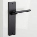 Manilla modelo 559 con placa rectangular de zamak acabado negro para puertas