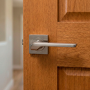 Manilla '559' de aluminio roseta cuadrada para puertas acabado níquel satinado