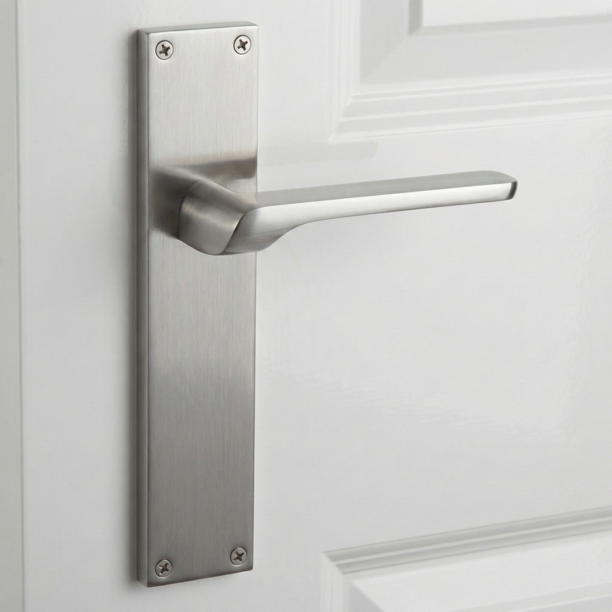 Manilla modelo 559 con placa rectangular de zamak acabado níquel satinado para puertas