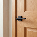 Manilla de aluminio modelo 559 con roseta cuadrada en acabado negro para puertas