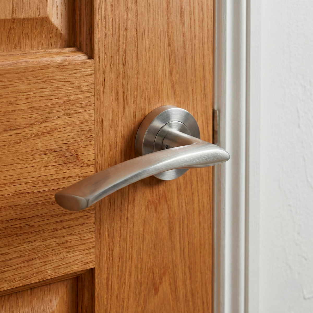 Manilla Hermes de aluminio con Roseta Redonda acabado níquel satinado para puertas