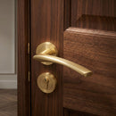 Manilla Anu en acabado dorado satinado con Roseta Redonda