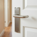 Manilla modelo '603' de acero inoxidable con placa rectangular para puertas