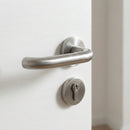 Manilla curva Lyr con roseta redonda de acero Inoxidable para puertas