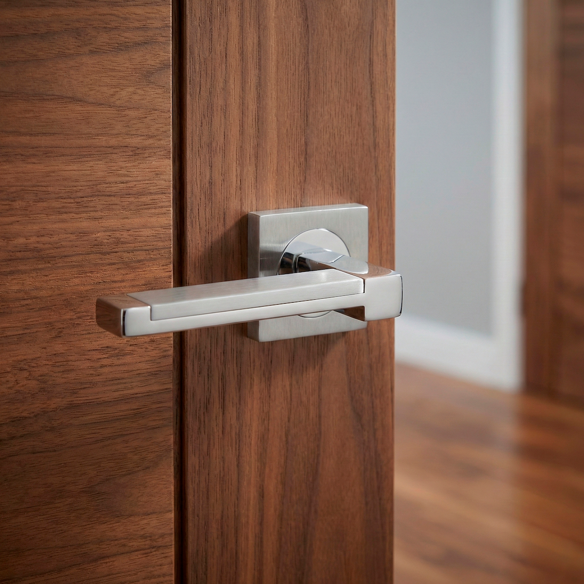 Manilla de zamak modelo 610 con roseta cuadrada en acabado níquel combinado para puertas