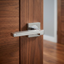 Manilla de zamak modelo 610 con roseta cuadrada en acabado níquel combinado para puertas
