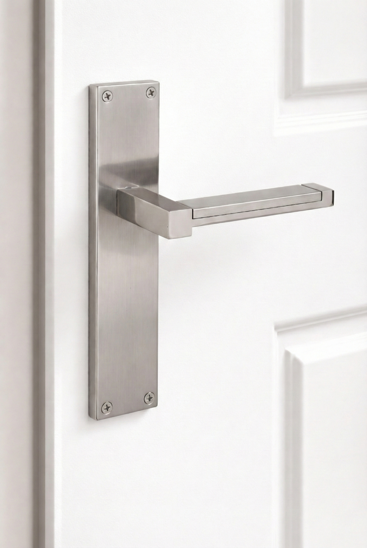 Manilla modelo 610 con placa rectangular de zamak acabado níquel satinado para puertas