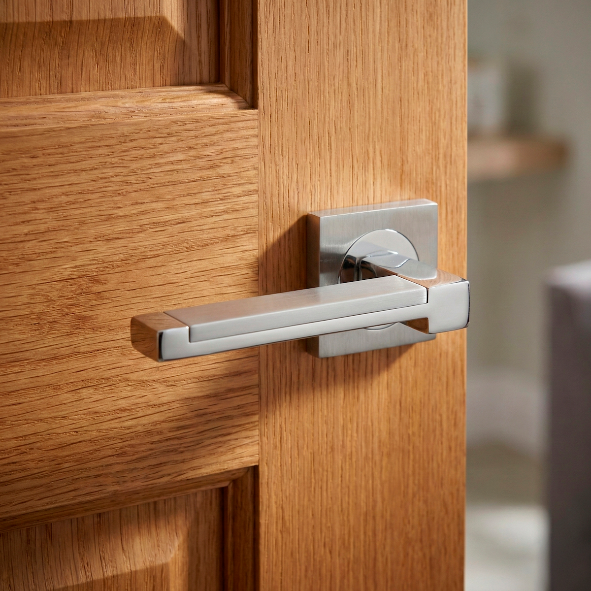 Manilla de zamak modelo 610 con roseta cuadrada en acabado níquel combinado para puertas