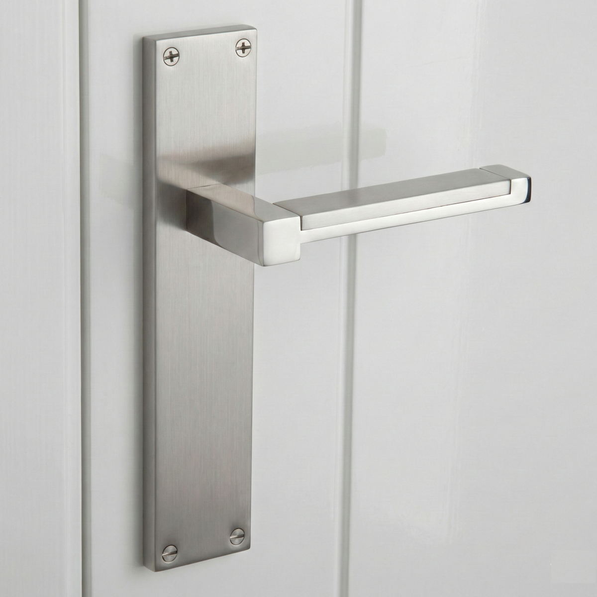 Manilla modelo 610 con placa rectangular de zamak acabado níquel satinado para puertas