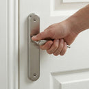 Manilla modelo '6331' de zamak con placa ovalada en acabado níquel satinado para puertas