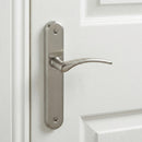 Manilla modelo '6331' de zamak con placa ovalada en acabado níquel satinado para puertas