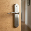 Manilla modelo '6331' de zamak con placa ovalada en acabado níquel satinado para puertas