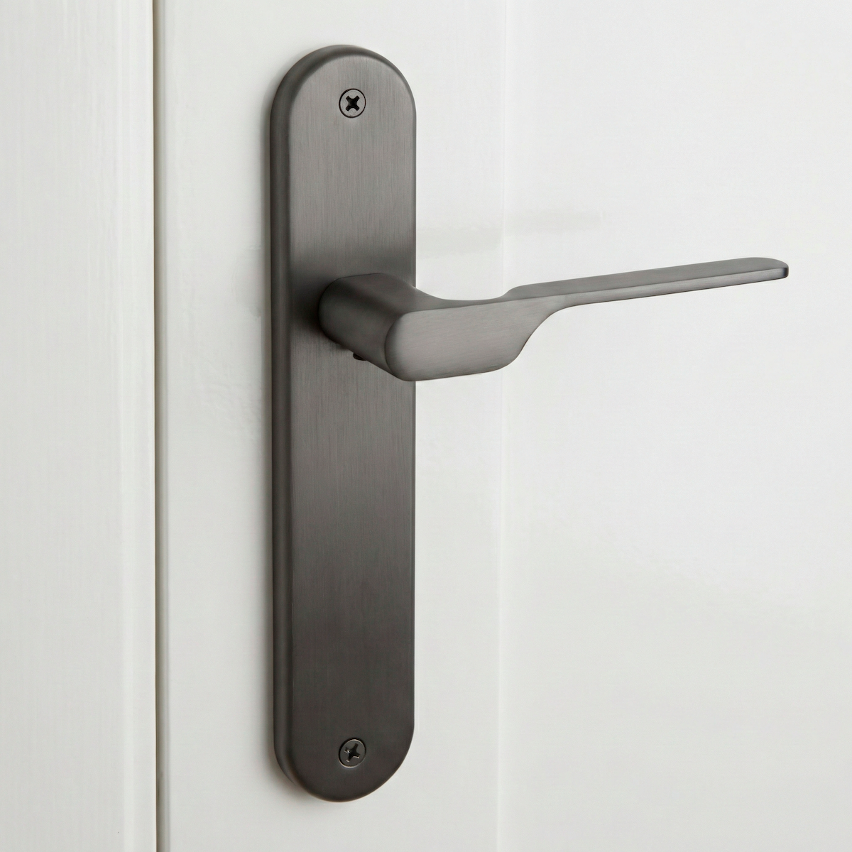 Manilla modelo '640' con placa oval para puertas de zamak en acabado grafito con asa moderna