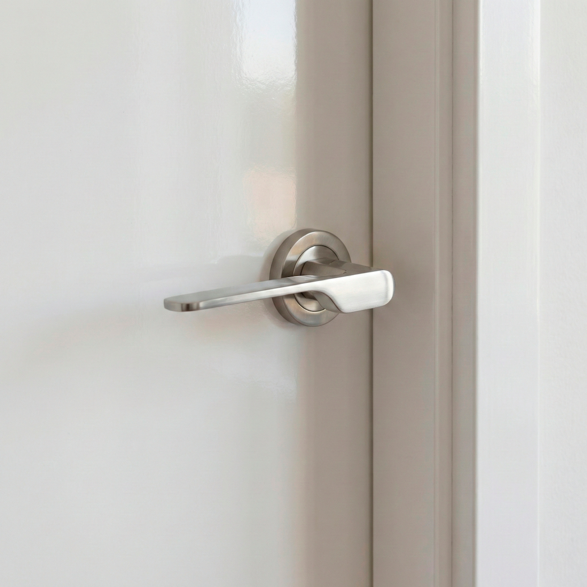 Elegante manilla de zamak modelo '640' Aura con roseta redonda en acabado níquel satinado para puertas