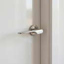 Elegante manilla de zamak modelo '640' Aura con roseta redonda en acabado níquel satinado para puertas