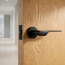 Manilla de zamak modelo 640 con roseta redonda en acabado negro para puertas