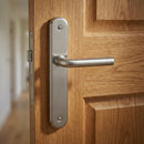 Manilla con placa ovalada acabado níquel satinado para puertas modelo '6431'