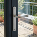 Manilla modelo '503' con placa ovalada estrecha de acero inoxidable para puertas