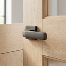 Manilla de zamak modelo 710 con roseta cuadrada en acabado grafito para puertas