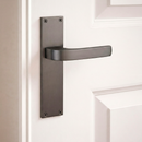 Manilla modelo '710' de zamak con placa rectangular acabado grafito para puertas