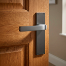 Manilla modelo '710' de zamak con placa rectangular acabado grafito para puertas