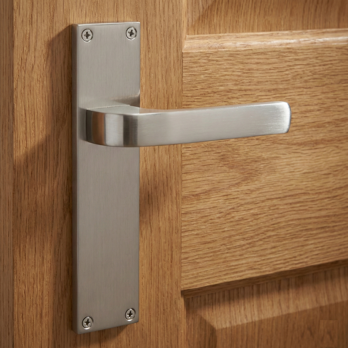 Manilla modelo '710' de zamak con placa rectangular acabado níquel satinado para puertas